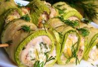 Mga roll ng zucchini na dinidilaan gamit ang daliri Mga roll ng zucchini na pinalamanan ng keso at mga halamang gamot
