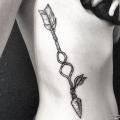 “Bultiņa”: tetovējuma nozīme, iezīmes, fotoattēls